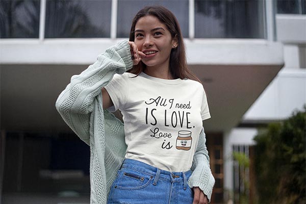 Mannequins portant les vêtements de la marque humoristique INSHINYTEE